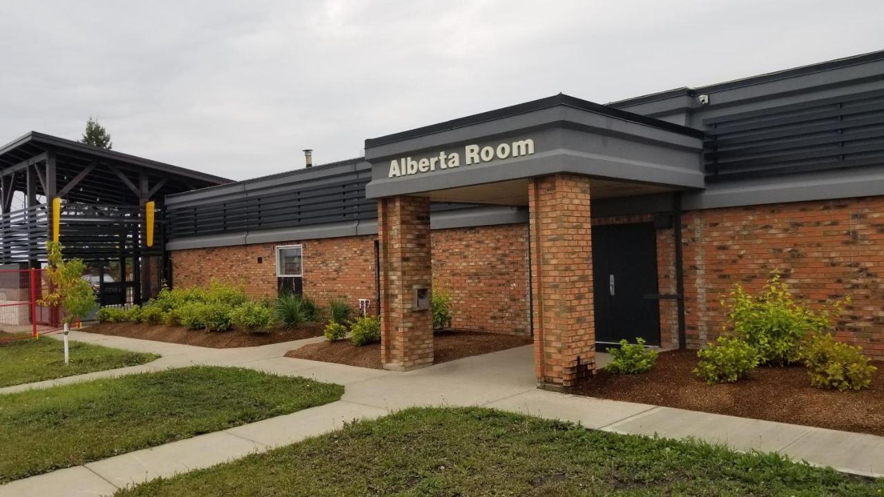 Neighbourhood Inn Hotels In Bonnyville Exterior photo